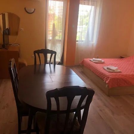 Family Hotel Adia Blue מלון סנט קונסטנטין והלנה