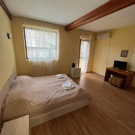 Family Hotel Adia Blue 3* סנט קונסטנטין והלנה