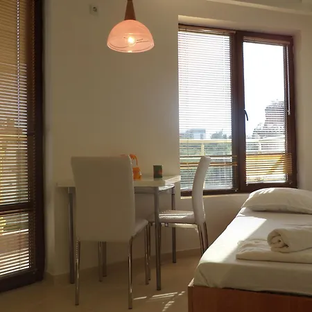 Family Hotel Adia Blue מלון 3*