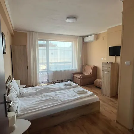 מלון Family Hotel Adia Blue 3*